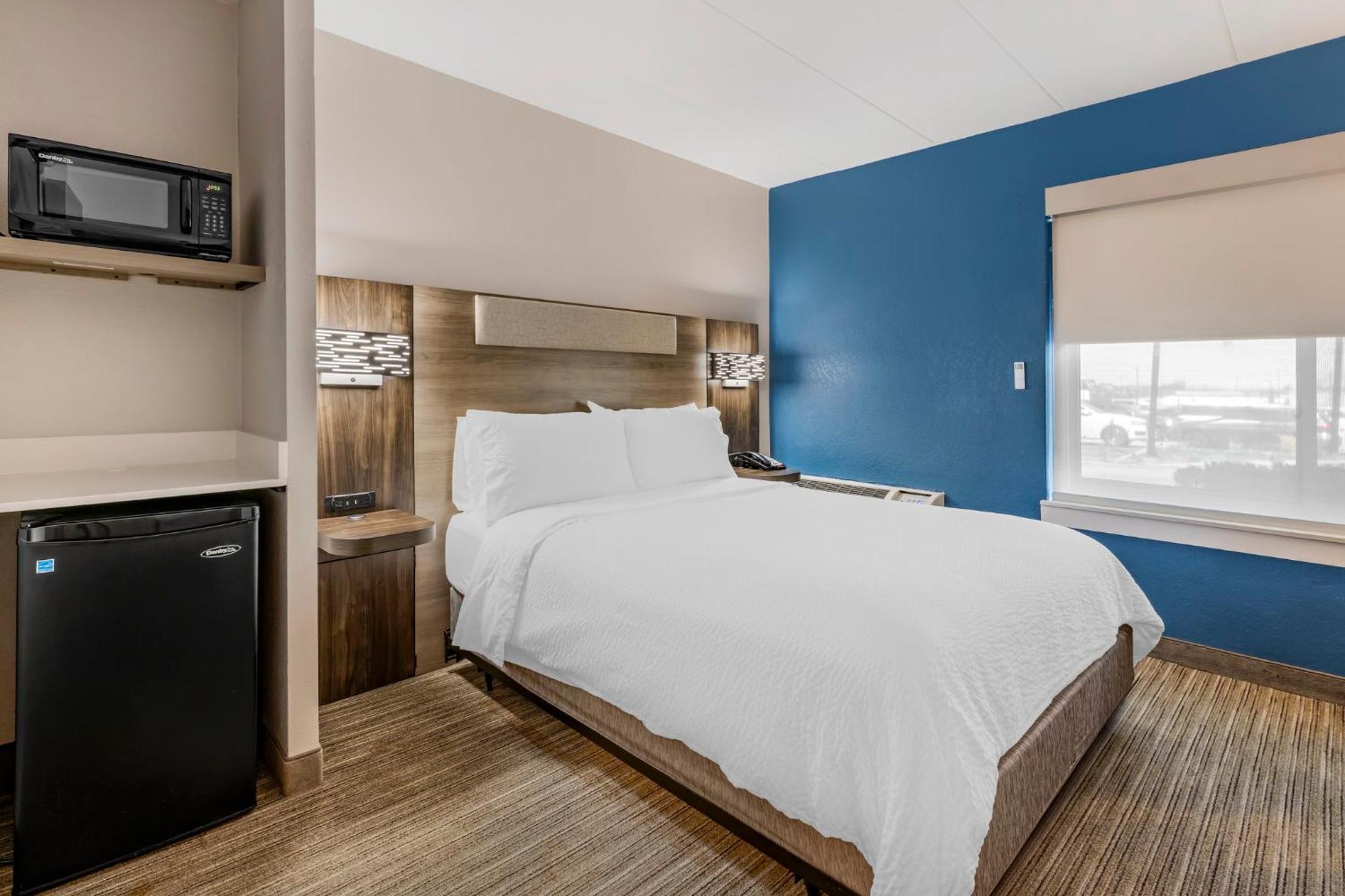 Holiday Inn Express Chicago-Downers Grove By Ihg Exterior photo
