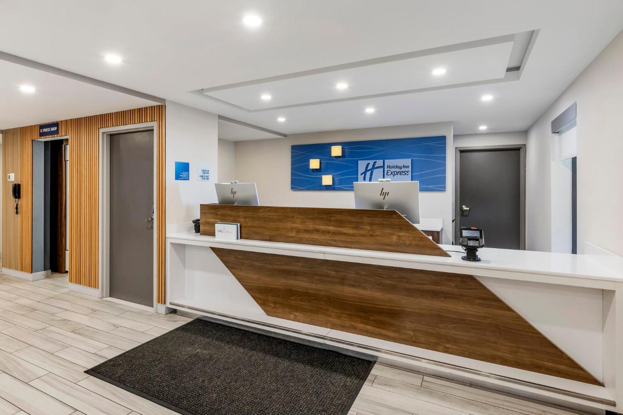 Holiday Inn Express Chicago-Downers Grove By Ihg Exterior photo
